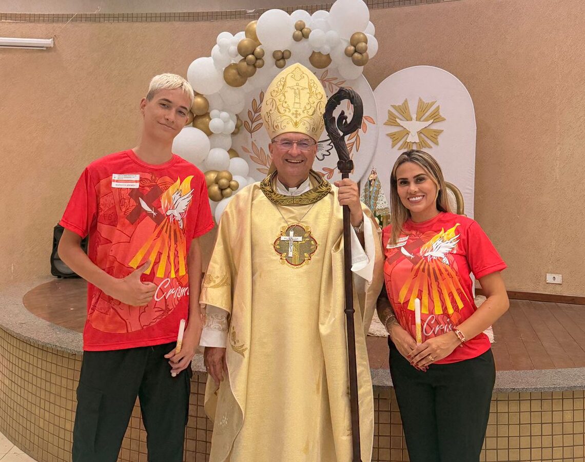 Franciele Amorim com o filho Matheus Amorim e Dom Paulo Alves Romão.