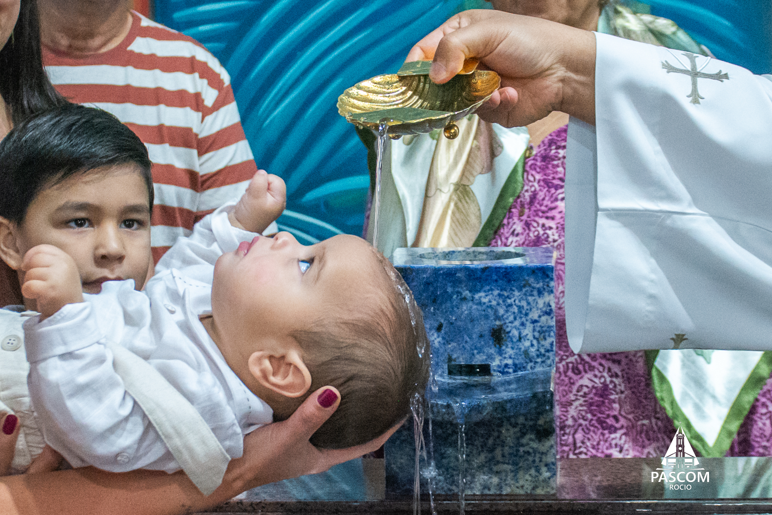 21 crianças são batizadas no Santuário do Rocio: uma celebração de graça, família e nova vida em Cristo