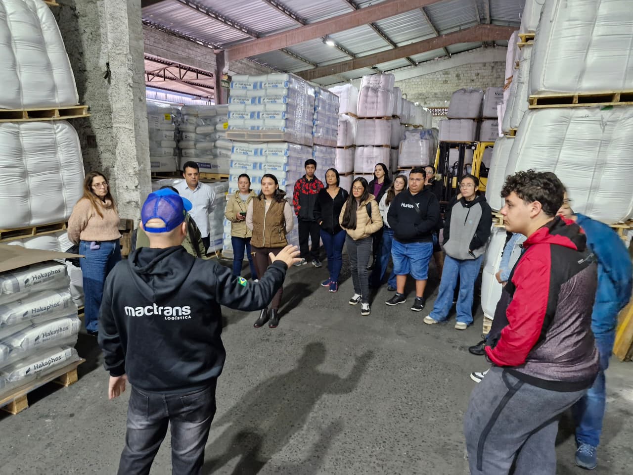 Alunos do curso de conferente de contêiner e logística, do Santuário do Rocio, vivenciam na prática a rotina de uma das maiores empresas do Paraná