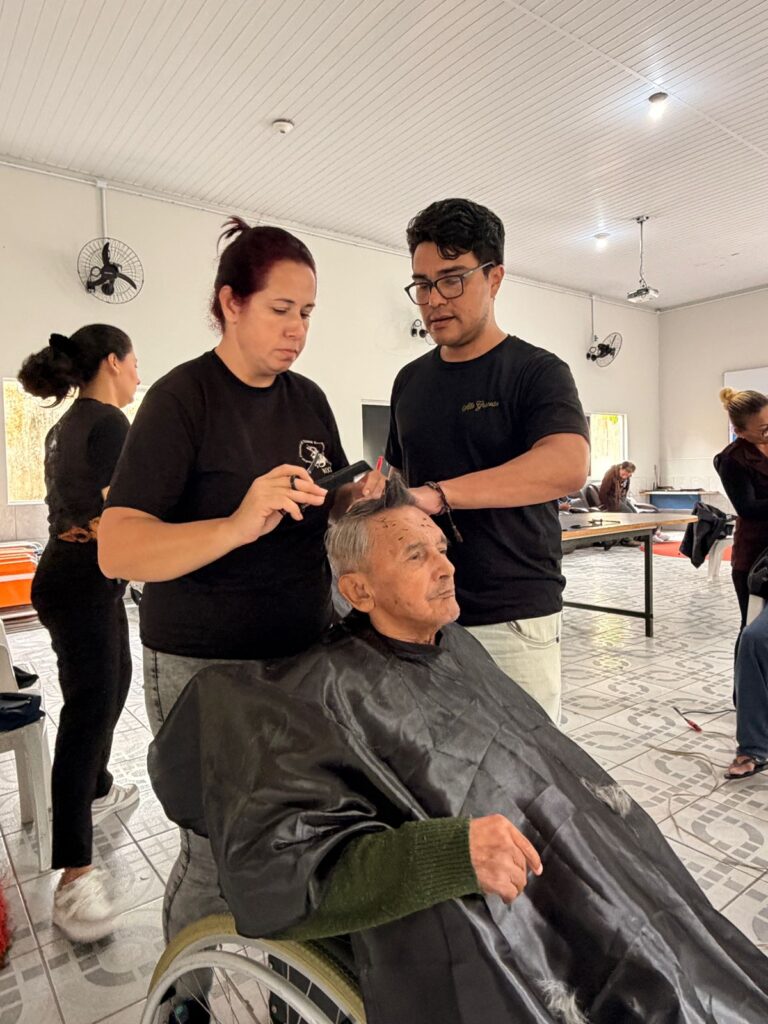 curso de cabeleireiro em Paranaguá, alunos do Santuário do Rocio no Lar Perseverança