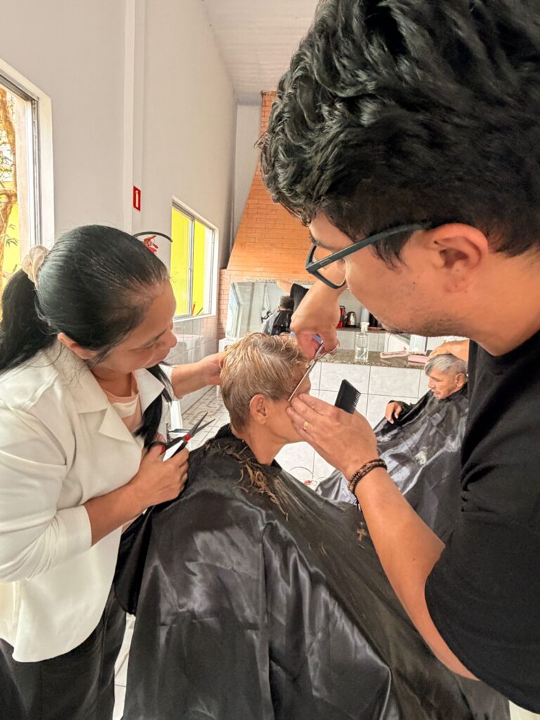 curso de cabeleireiro em Paranaguá, alunos do Santuário do Rocio no Lar Perseverança