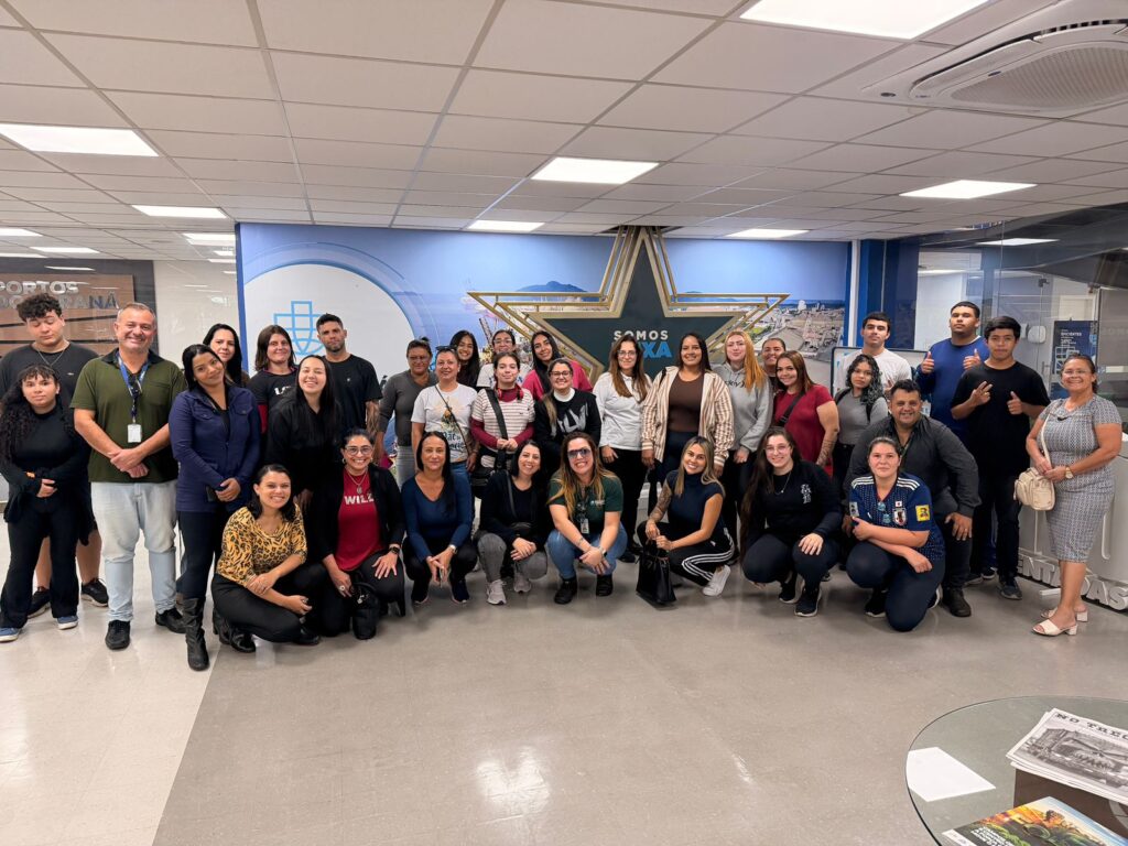 Alunos do curso de Agente Marítimo do Santuário do Rocio durante visita técnica ao Porto de Paranaguá