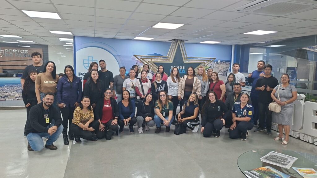 Alunos do curso de Agente Marítimo do Santuário do Rocio durante visita técnica ao Porto de Paranaguá