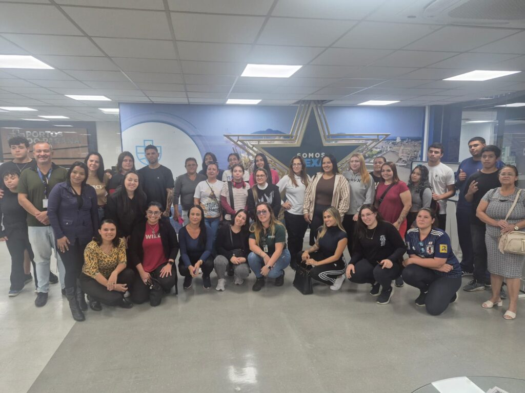 Alunos do curso de Agente Marítimo do Santuário do Rocio durante visita técnica ao Porto de Paranaguá