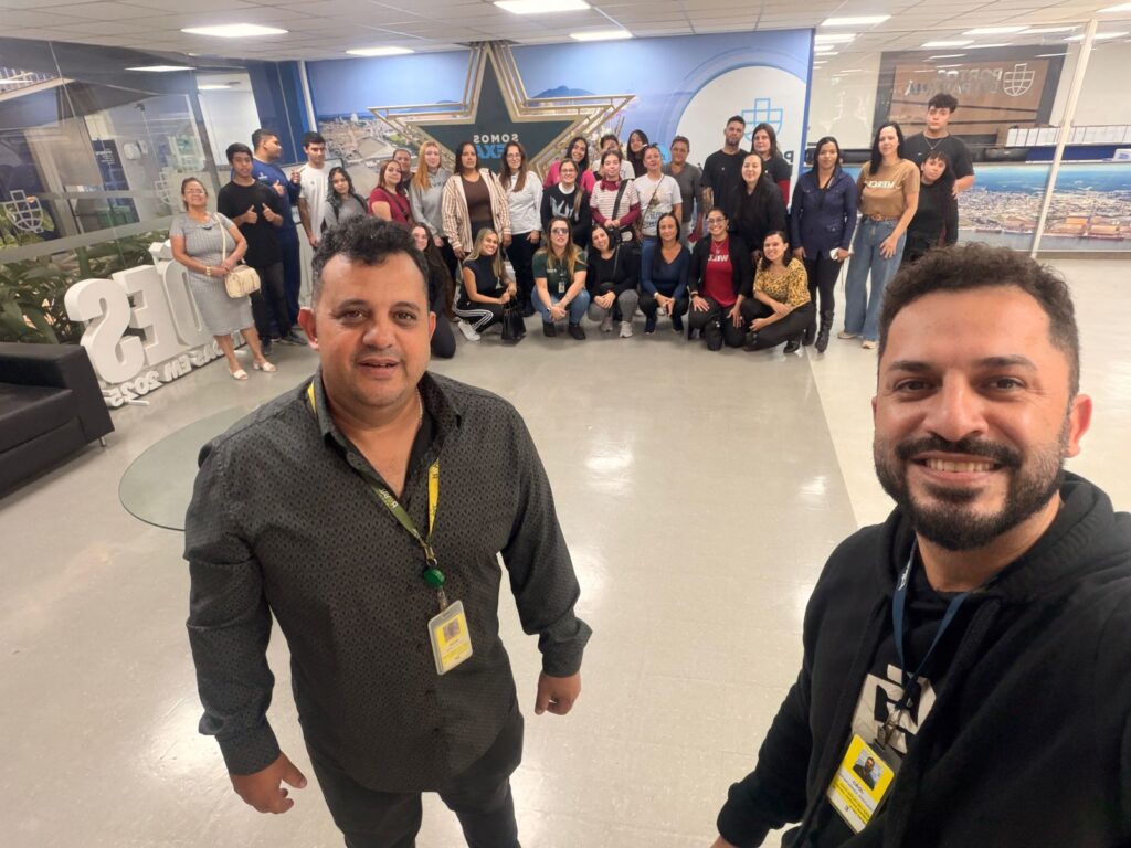 Alunos do curso de Agente Marítimo do Santuário do Rocio durante visita técnica ao Porto de Paranaguá
