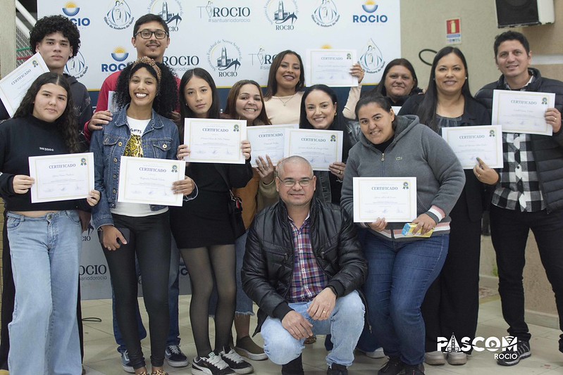 Estudantes recebendo certificados dos Cursos Sociais no Santuário do Rocio durante cerimônia de encerramento