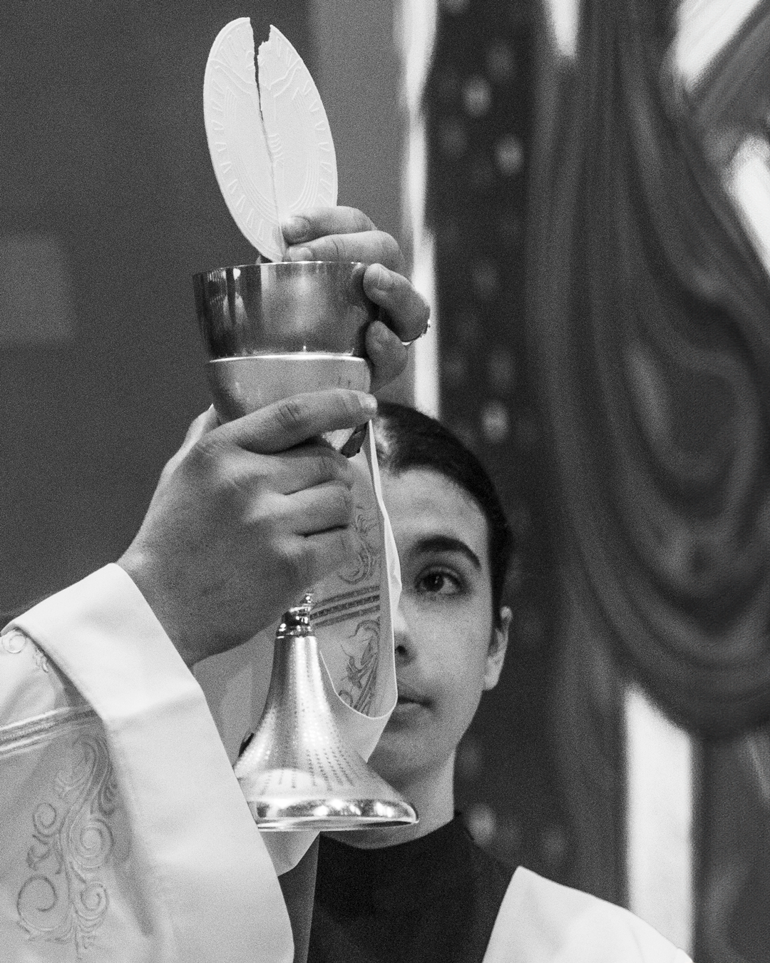 Jefferson Barbosa, fotógrafo voluntário da PASCOM, registrando momento de celebração litúrgica no Santuário Estadual de Nossa Senhora do Rocio, em Paranaguá (PR)