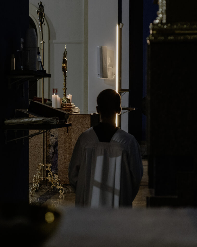 Jefferson Barbosa, fotógrafo voluntário da PASCOM, registrando momento de celebração litúrgica no Santuário Estadual de Nossa Senhora do Rocio, em Paranaguá (PR)
