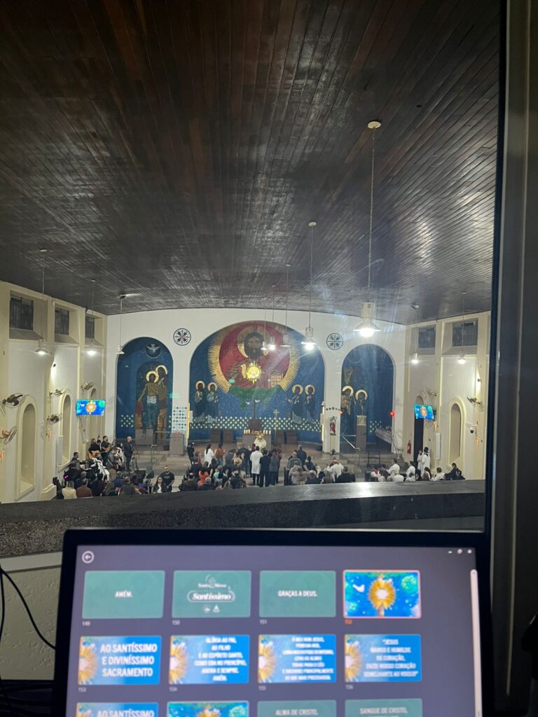 Foto da Loahra: "Loahra acompanha os slides de projeção em missa no Santuário do Rocio"