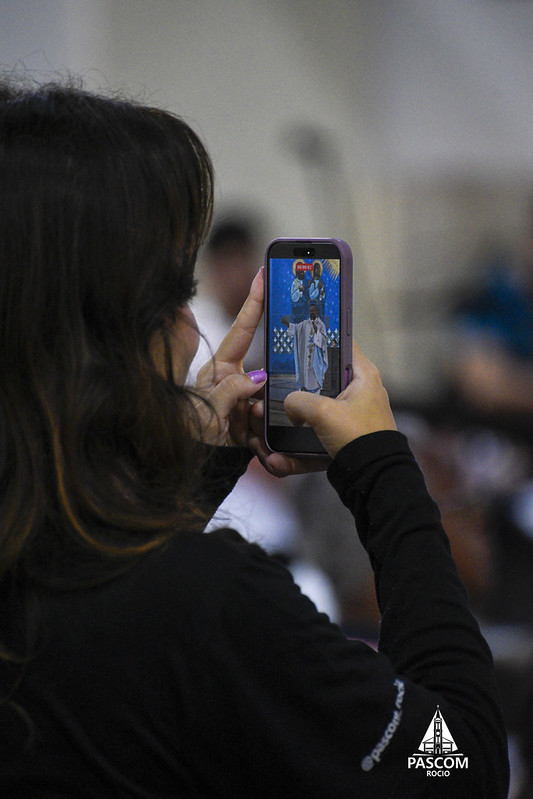 Produtora de stories e reels da PASCOM do Santuário Estadual de Nossa Senhora do Rocio, em Paranaguá (PR), registrando momento de celebração para o Instagram
