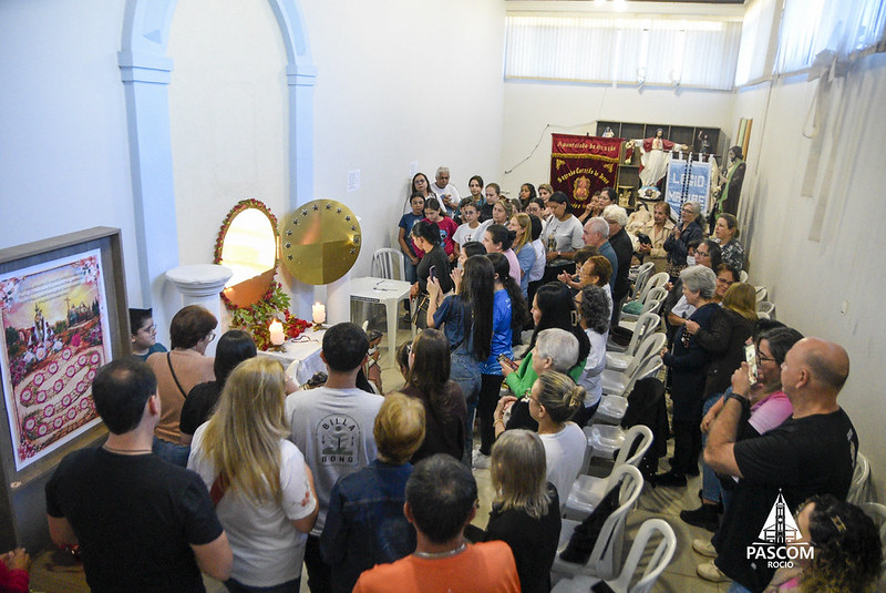  Devotos reunidos na Sala dos Milagres do Santuário do Rocio, em Paranaguá, durante a recitação das Mil Ave-Marias no encerramento do Mês de Maria 2026