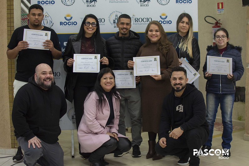  Estudantes recebendo certificados dos Cursos Sociais no Santuário do Rocio durante cerimônia de encerramento 
