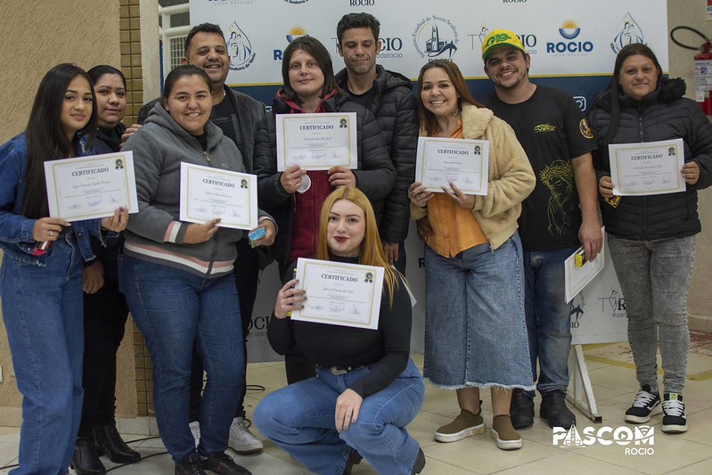 Estudantes recebendo certificados dos Cursos Sociais no Santuário do Rocio durante cerimônia de encerramento 
