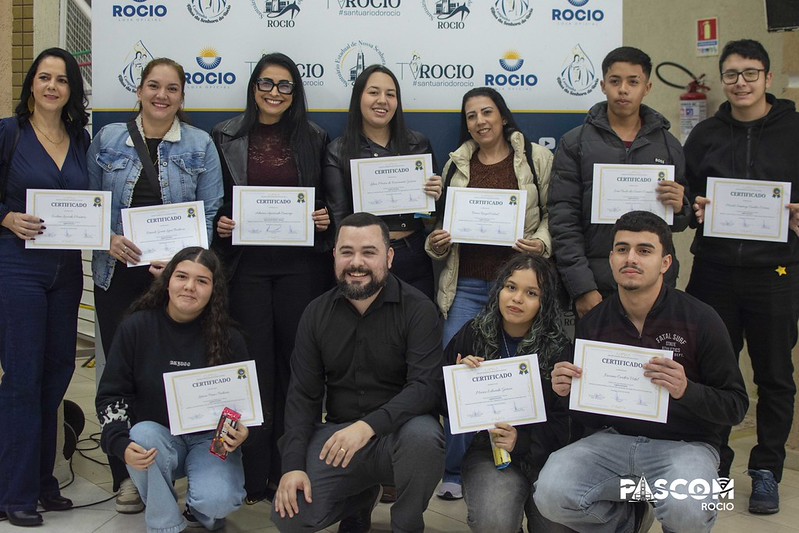  Estudantes recebendo certificados dos Cursos Sociais no Santuário do Rocio durante cerimônia de encerramento 
