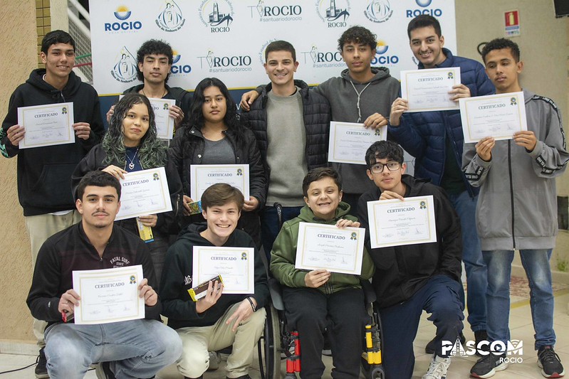  Estudantes recebendo certificados dos Cursos Sociais no Santuário do Rocio durante cerimônia de encerramento 
