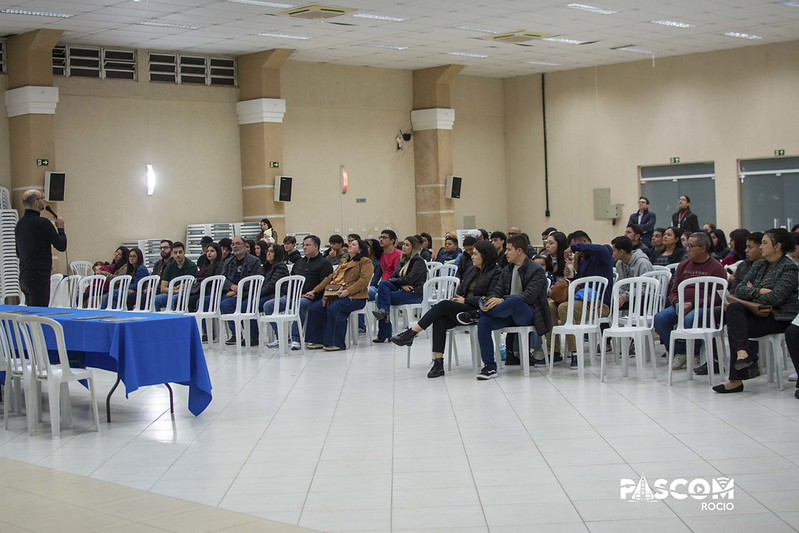  Estudantes recebendo certificados dos Cursos Sociais no Santuário do Rocio durante cerimônia de encerramento 
