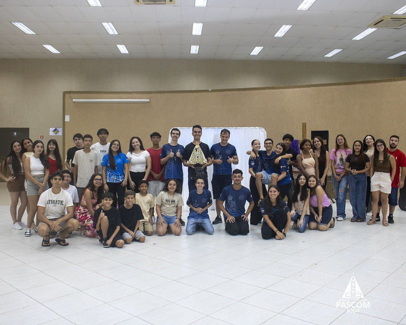 "Jovens da Pastoral da Juventude durante encontro no Santuário do Rocio"