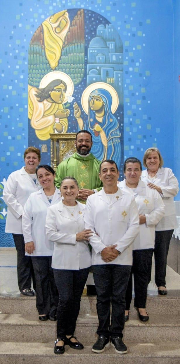 Ministro Extraordinário da Eucaristia leva a comunhão a um fiel no Santuário do Rocio