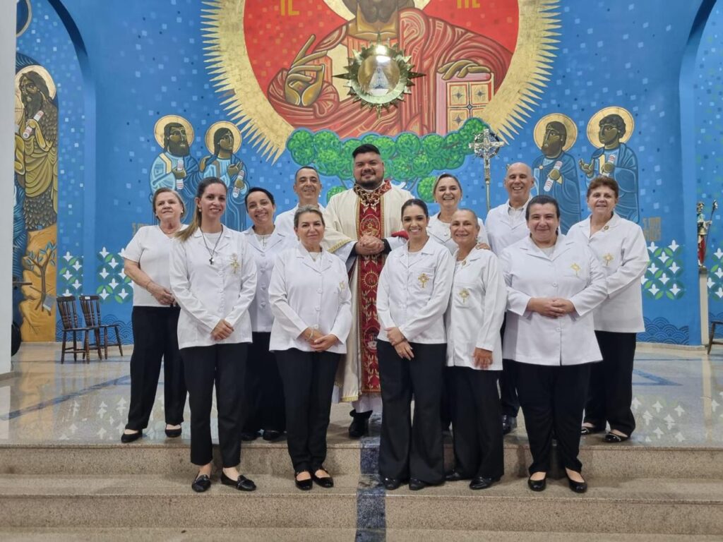 Ministro Extraordinário da Eucaristia leva a comunhão a um fiel no Santuário do Rocio