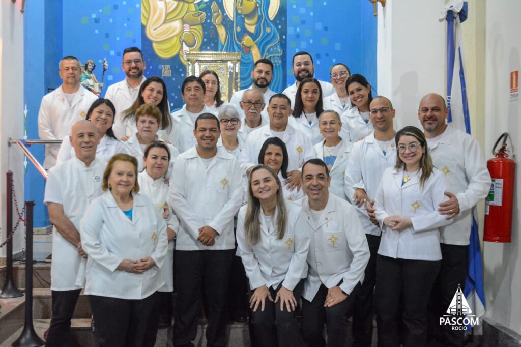 Ministro Extraordinário da Eucaristia leva a comunhão a um fiel no Santuário do Rocio