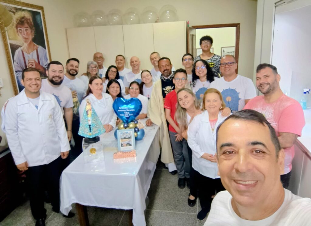 Ministro Extraordinário da Eucaristia leva a comunhão a um fiel no Santuário do Rocio
