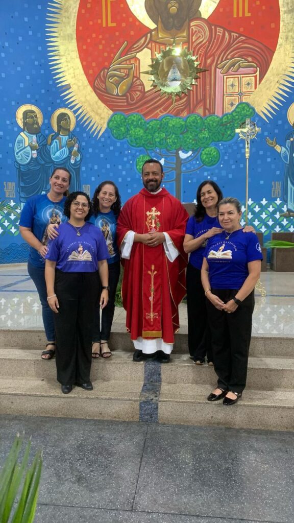 Voluntários da Pastoral da Educação e Cultura do Santuário do Rocio em atividade comunitária.
