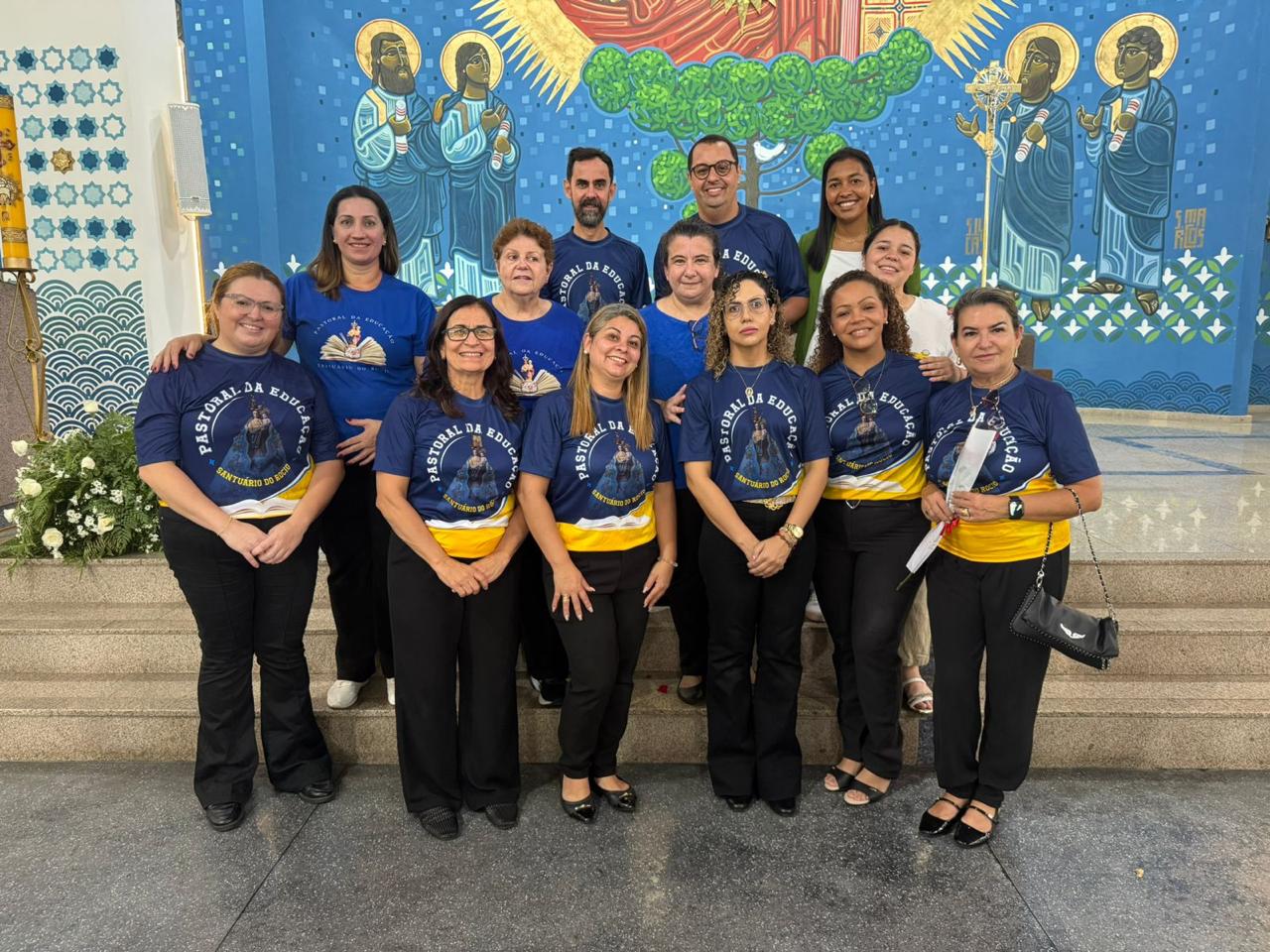 Voluntários da Pastoral da Educação e Cultura do Santuário do Rocio em atividade comunitária.