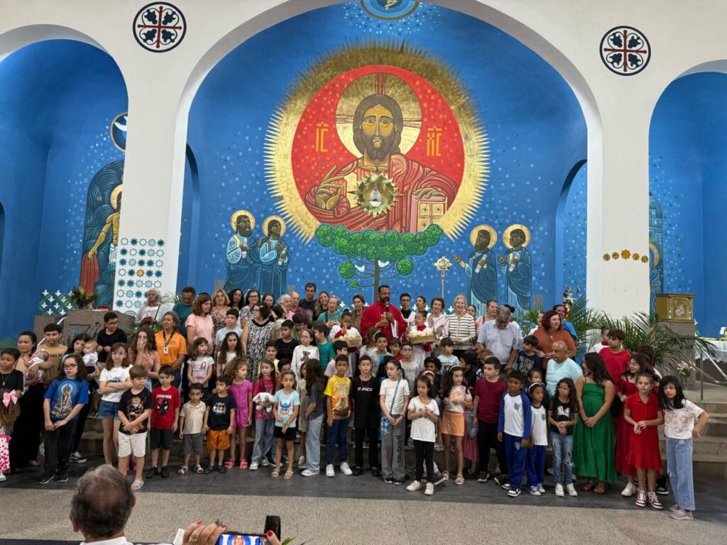Voluntários da Pastoral da Educação e Cultura do Santuário do Rocio em atividade comunitária.

