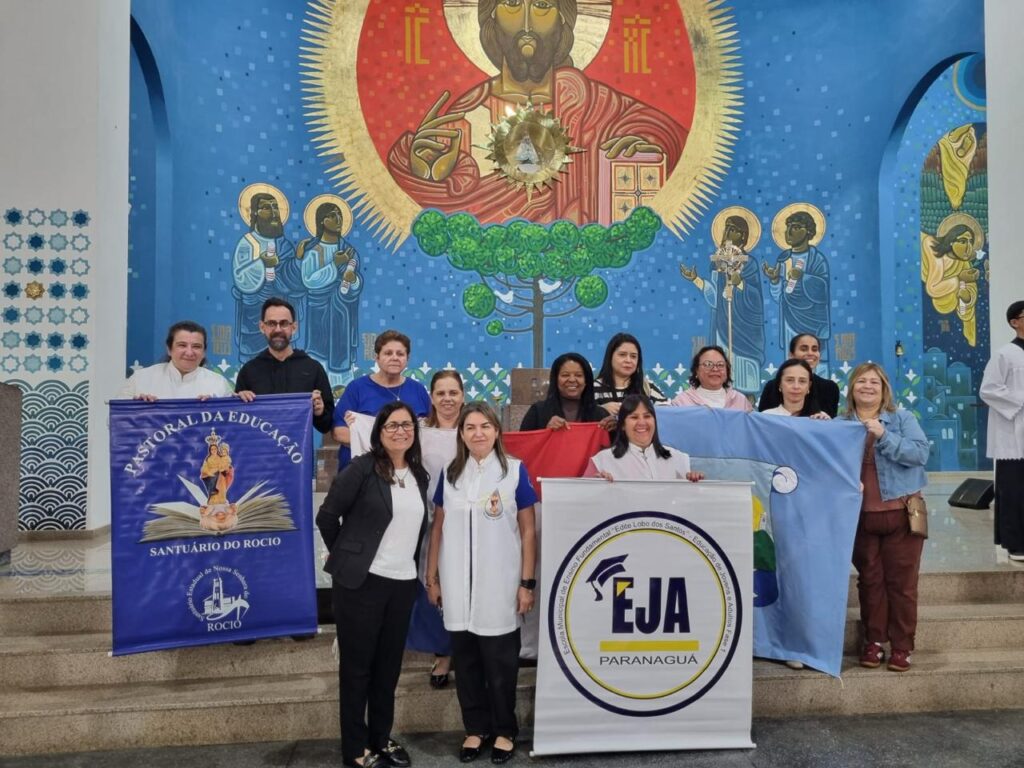 Voluntários da Pastoral da Educação e Cultura do Santuário do Rocio em atividade comunitária.
