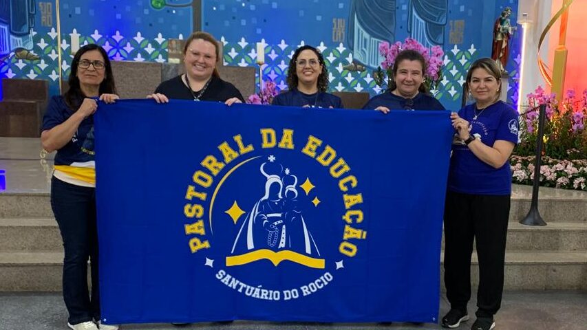 Voluntários da Pastoral da Educação e Cultura do Santuário do Rocio em atividade comunitária
