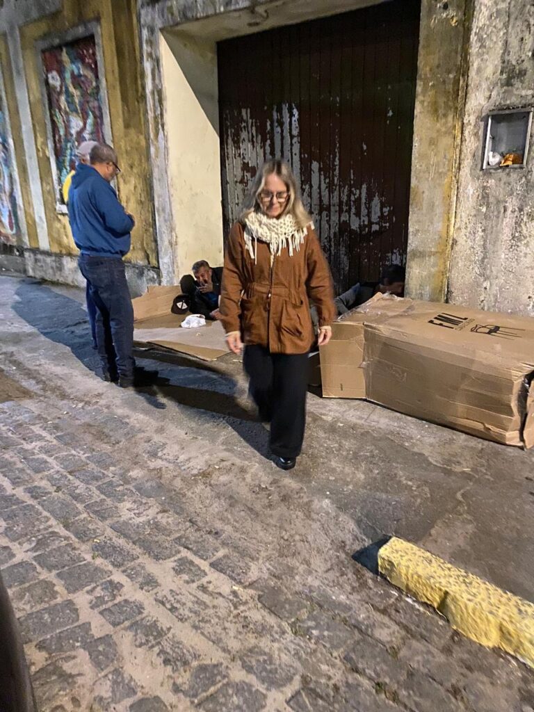 Voluntários do Grupo Visíveis para Cristo distribuindo lanches ao povo de rua em Paranaguá

