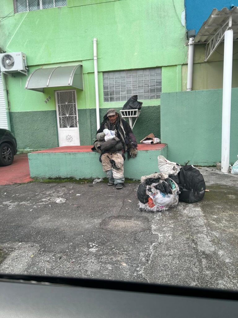 Voluntários do Grupo Visíveis para Cristo distribuindo lanches ao povo de rua em Paranaguá

