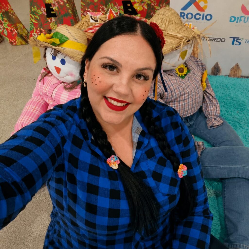 Foto de Sabrina: "Sabrina, funcionária da Campanha dos Devotos, na organização do 4º Arraiá do Rocio"