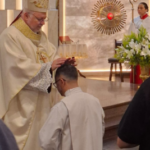Diácono Juan Castillo durante a ordenação diaconal no Santuário de Nossa Senhora do Rocio em Paranaguá