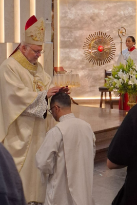 Diácono Juan Castillo durante a ordenação diaconal no Santuário de Nossa Senhora do Rocio em Paranaguá