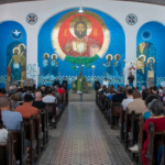 Foto de pregação ou momento de oração (se houver banco de imagens): alt="Agentes de pastoral em momento de oração durante retiro"