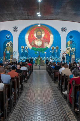 Foto de pregação ou momento de oração (se houver banco de imagens): alt="Agentes de pastoral em momento de oração durante retiro"