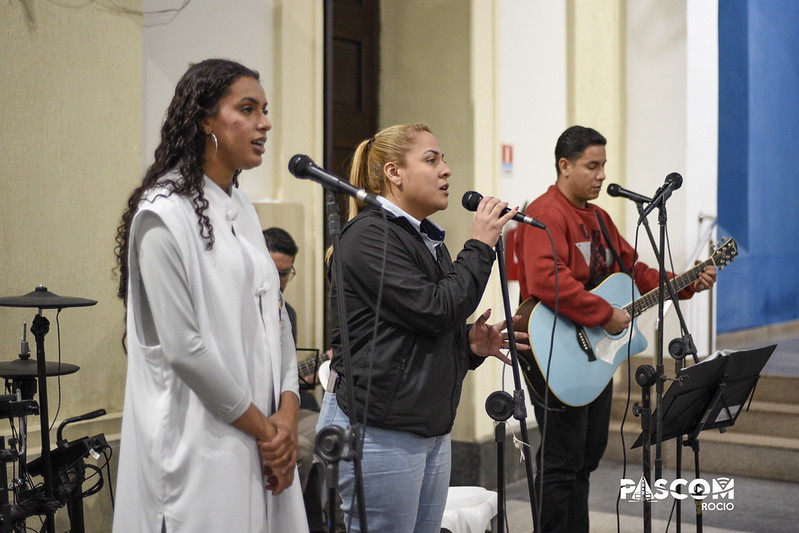 Grupo musical católico com violão, teclado e vocalistas conduzindo os cantos na celebração do Rocio