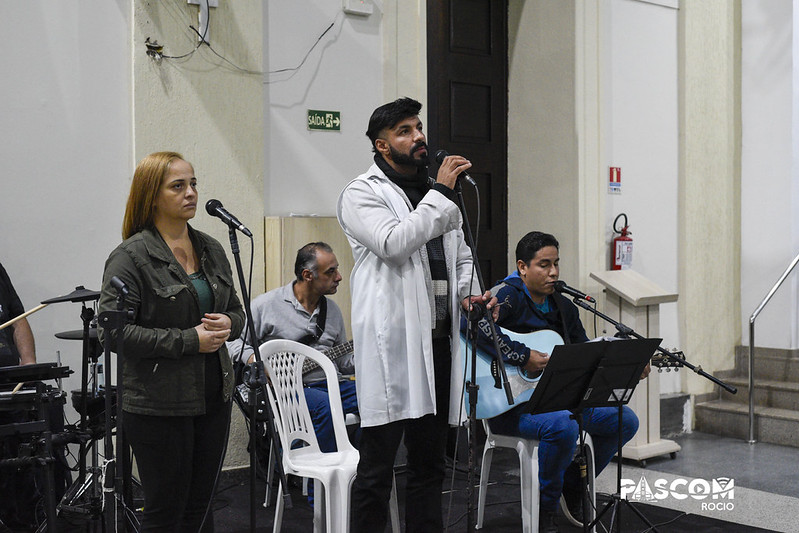 Grupo musical católico com violão, teclado e vocalistas conduzindo os cantos na celebração do Rocio