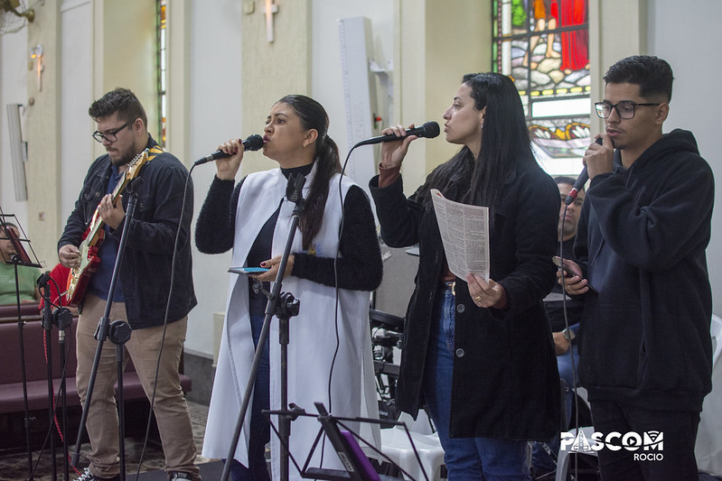 Grupo musical católico com violão, teclado e vocalistas conduzindo os cantos na celebração do Rocio