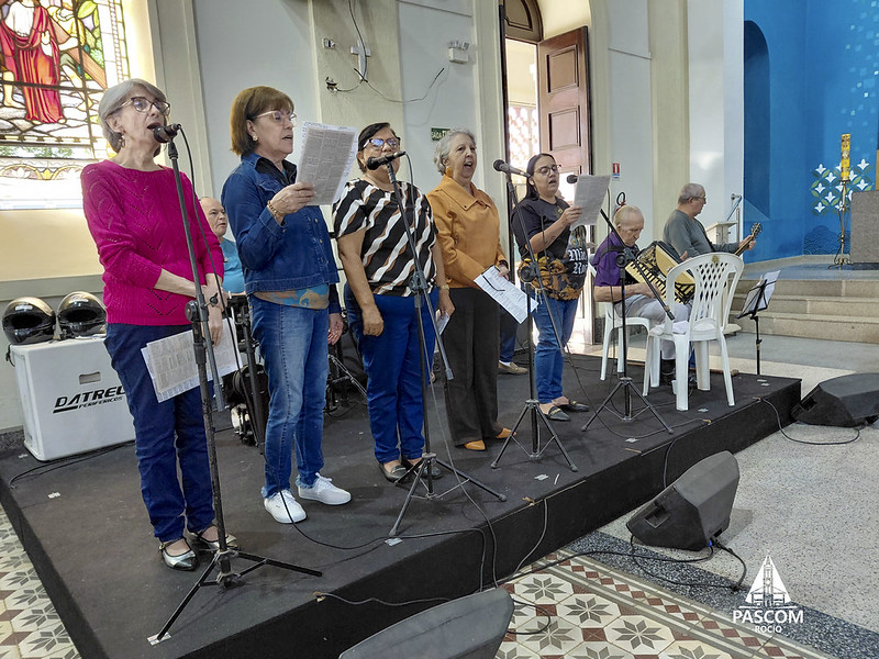 Coral de fiéis da Pastoral da Música cantando juntos durante a celebração no Santuário de Nossa Senhora do Rocio.
