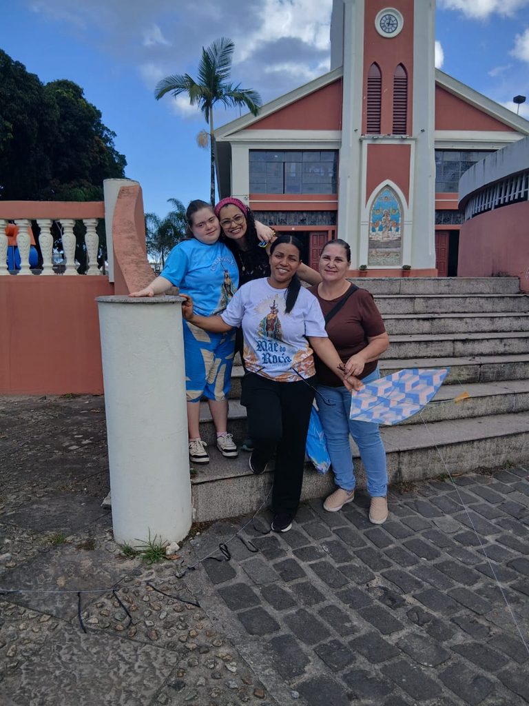 Catequizandos de inclusão participando da Revoada de Pipas com suas famílias