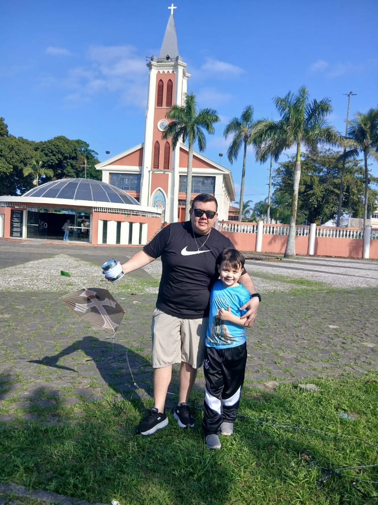 Catequizandos de inclusão participando da Revoada de Pipas com suas famílias