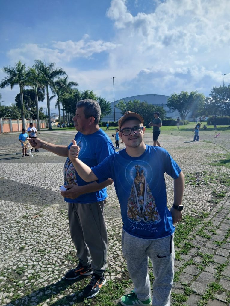 Catequizandos de inclusão participando da Revoada de Pipas com suas famílias