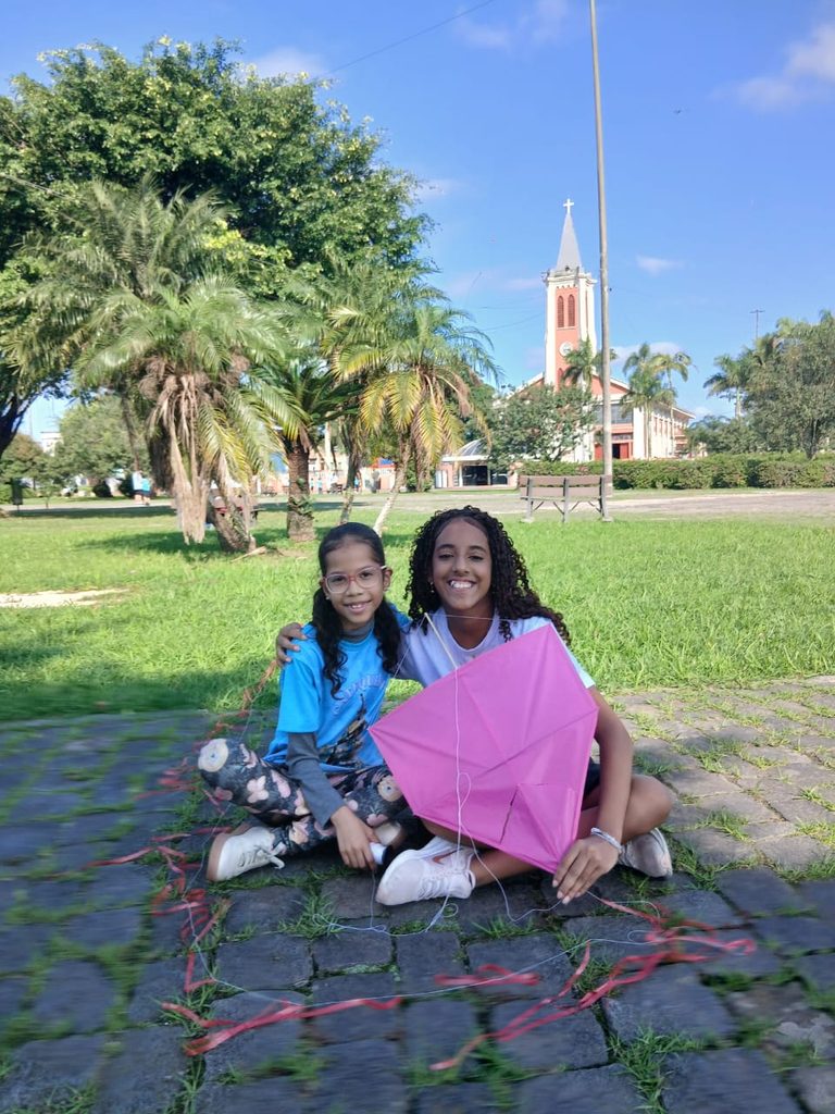 Catequizandos de inclusão participando da Revoada de Pipas com suas famílias