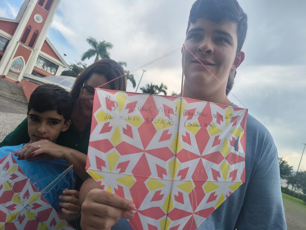 Catequizandos de inclusão participando da Revoada de Pipas com suas famílias