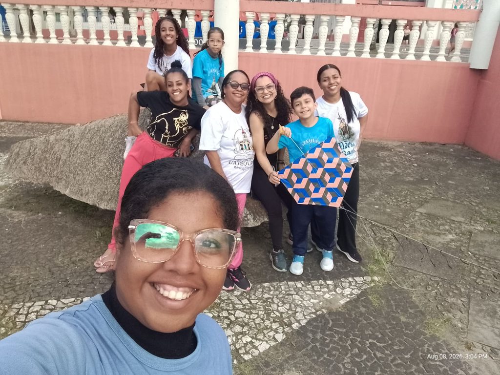 Catequizandos de inclusão participando da Revoada de Pipas com suas famílias
