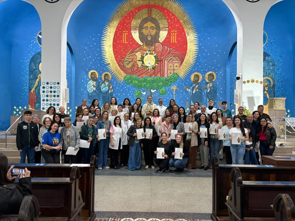 Grupo de fiéis reunidos no dia da Consagração Total a Nossa Senhora pelo método de Montfort