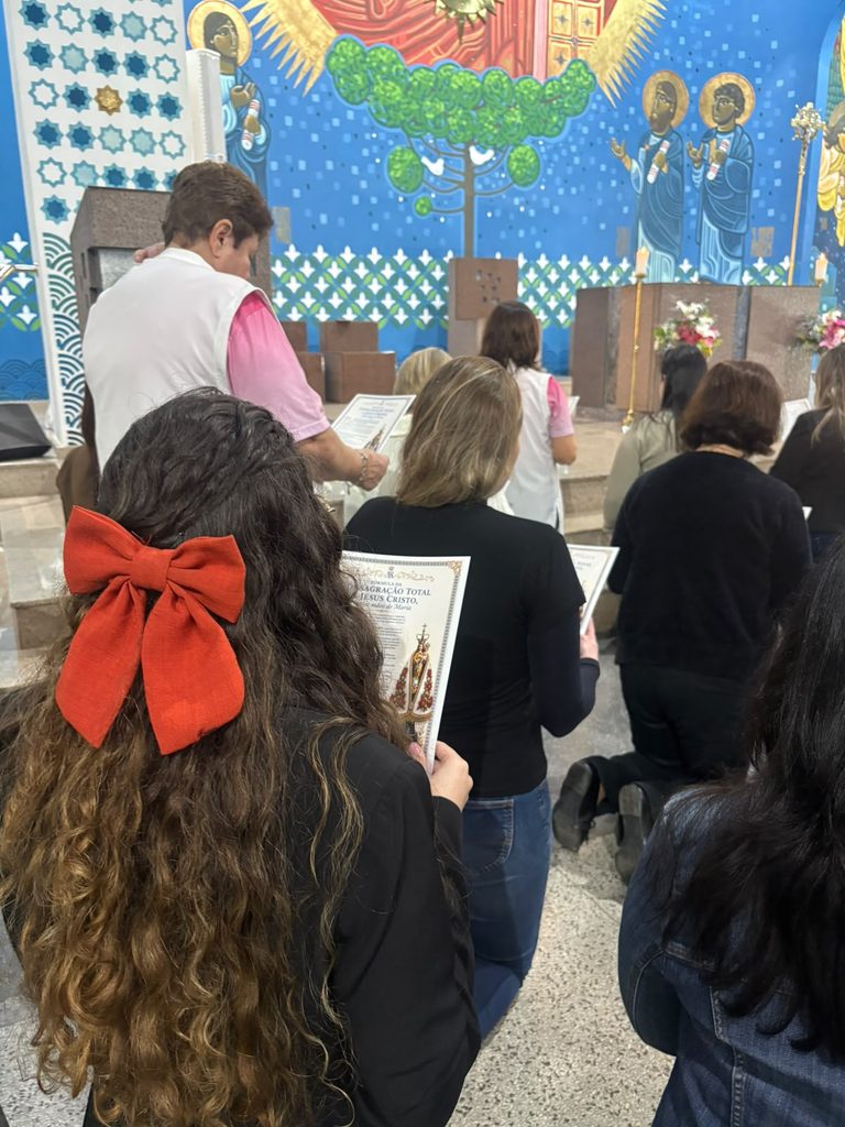 Grupo de fiéis reunidos no dia da Consagração Total a Nossa Senhora pelo método de Montfort
