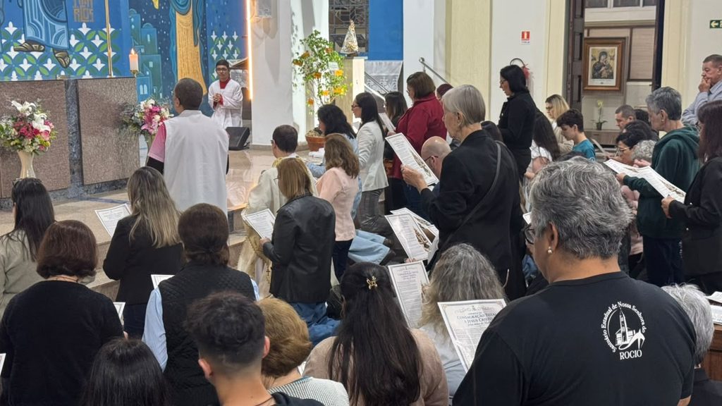 Grupo de fiéis reunidos no dia da Consagração Total a Nossa Senhora pelo método de Montfort